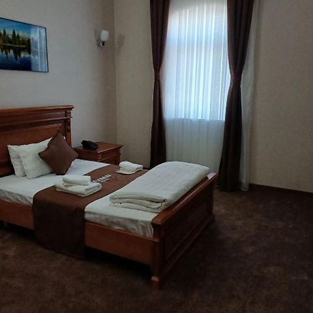 Maximum Hotel Навони Екстериор снимка