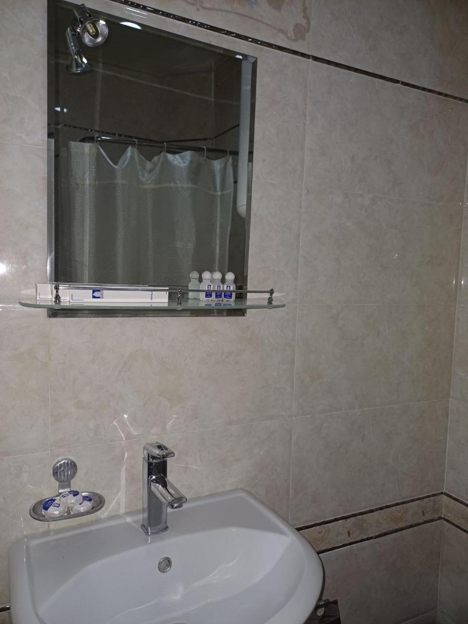 Maximum Hotel Навони Екстериор снимка