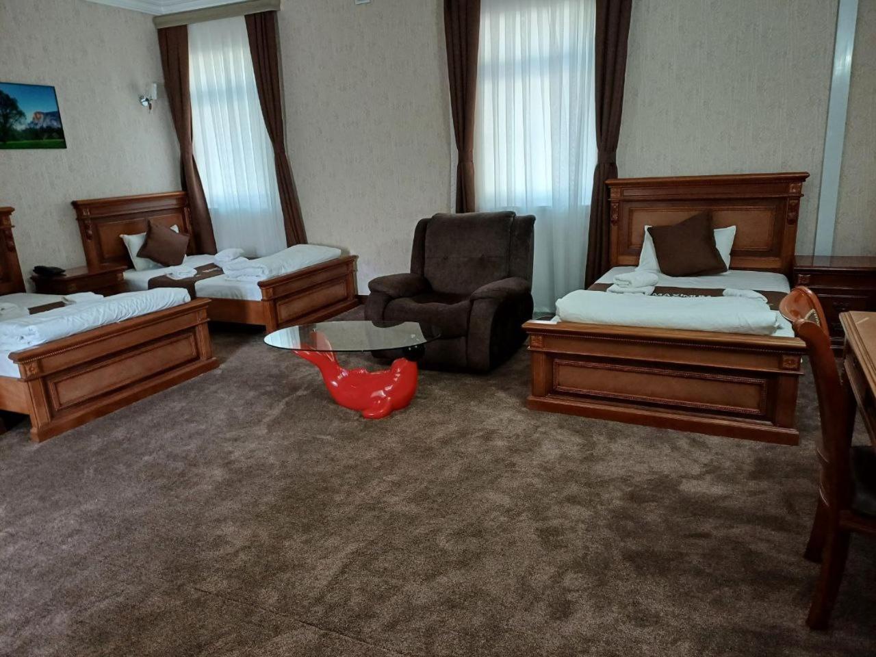 Maximum Hotel Навони Екстериор снимка