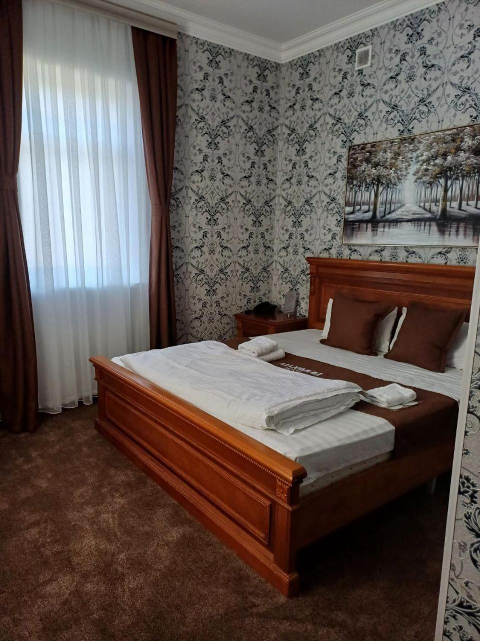 Maximum Hotel Навони Екстериор снимка