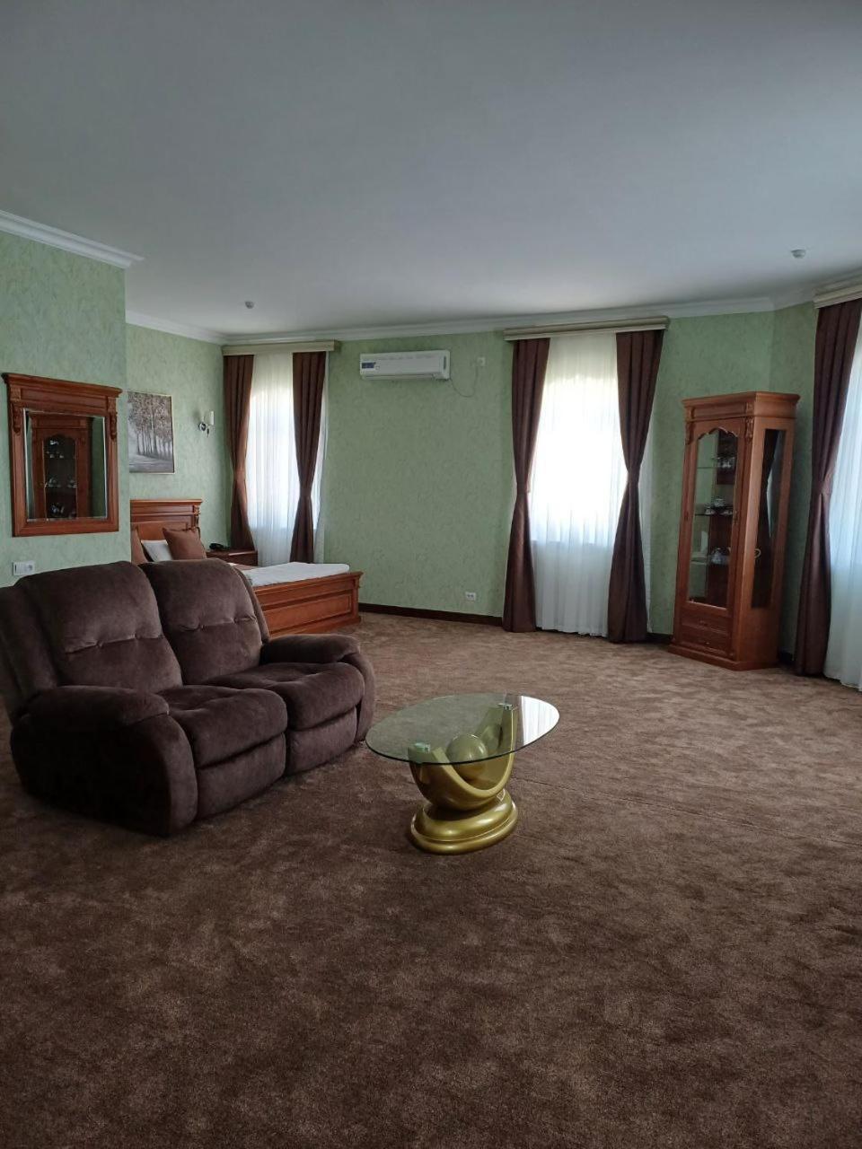 Maximum Hotel Навони Екстериор снимка