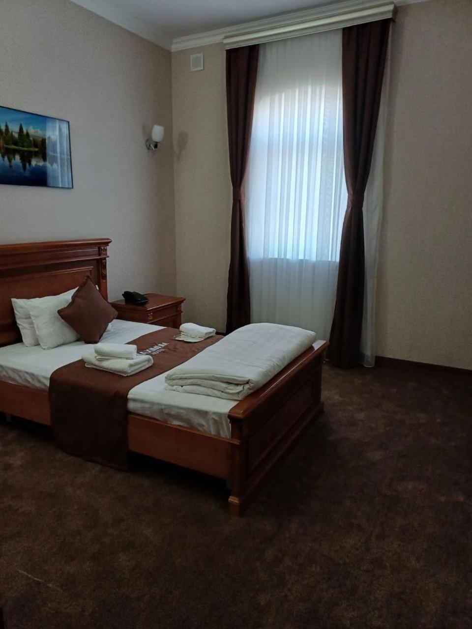 Maximum Hotel Навони Екстериор снимка
