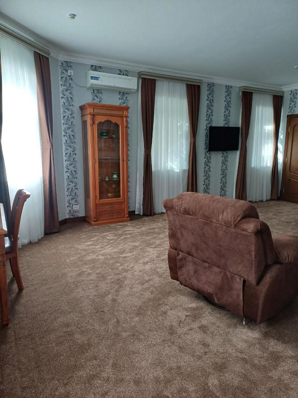 Maximum Hotel Навони Екстериор снимка